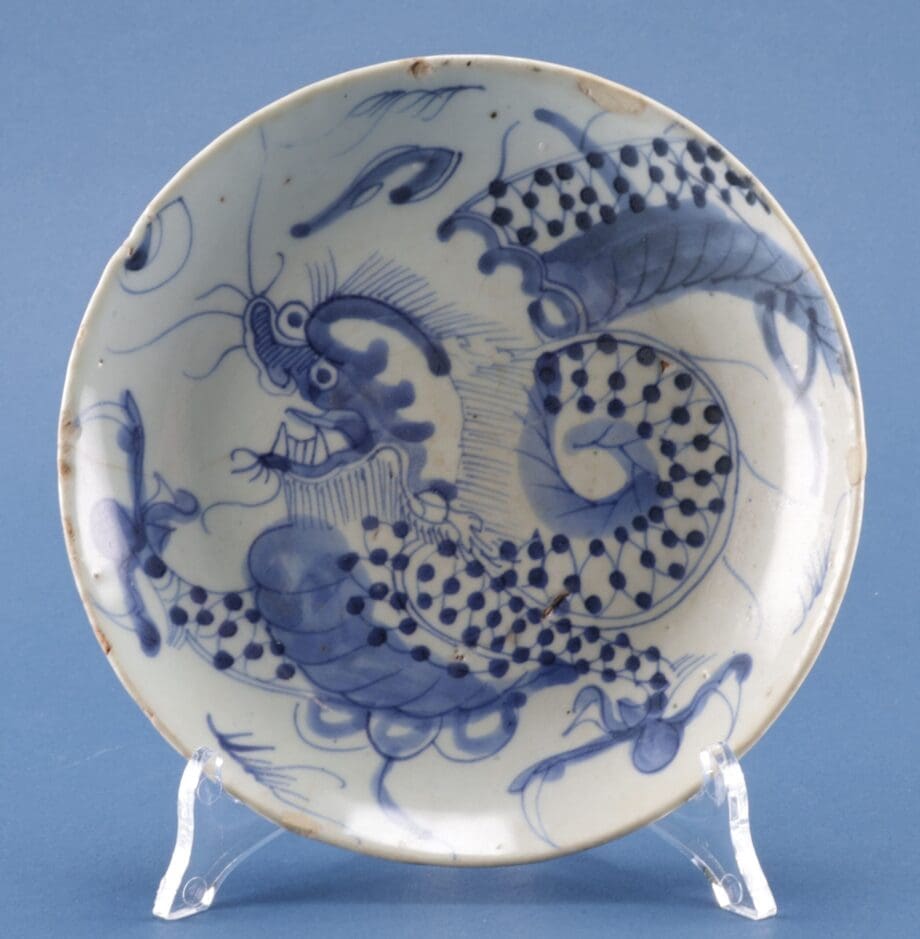 Blauw-wit Chinees drakenbord 17de eeuw – Transitional, gemerkt He Ji – Vergulde Kat