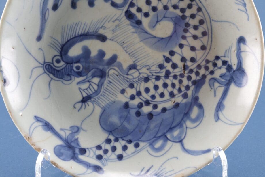 Blauw-wit Chinees drakenbord 17de eeuw – Transitional, gemerkt He Ji – Vergulde Kat
