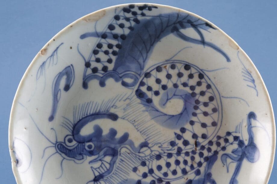 Blauw-wit Chinees drakenbord 17de eeuw – Transitional, gemerkt He Ji – Vergulde Kat