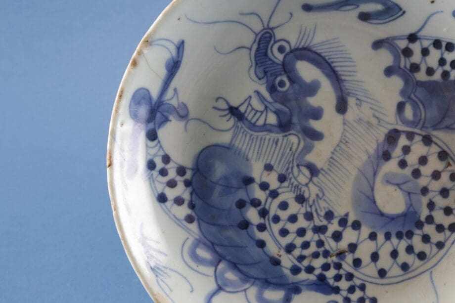 Blauw-wit Chinees drakenbord 17de eeuw – Transitional, gemerkt He Ji – Vergulde Kat
