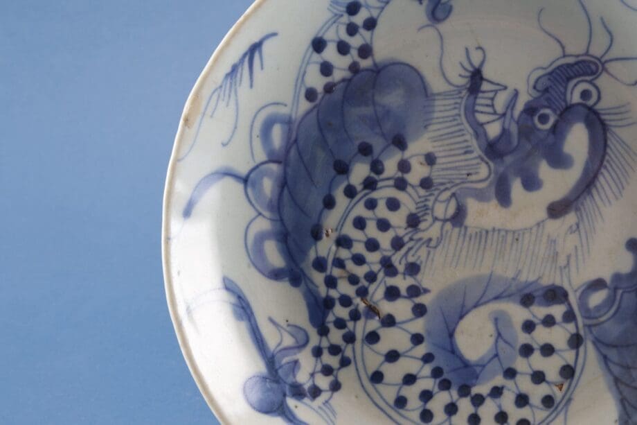 Blauw-wit Chinees drakenbord 17de eeuw – Transitional, gemerkt He Ji – Vergulde Kat