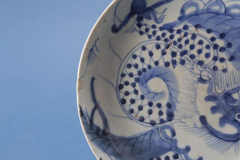 Blauw-wit Chinees drakenbord 17de eeuw – Transitional, gemerkt He Ji – Vergulde Kat