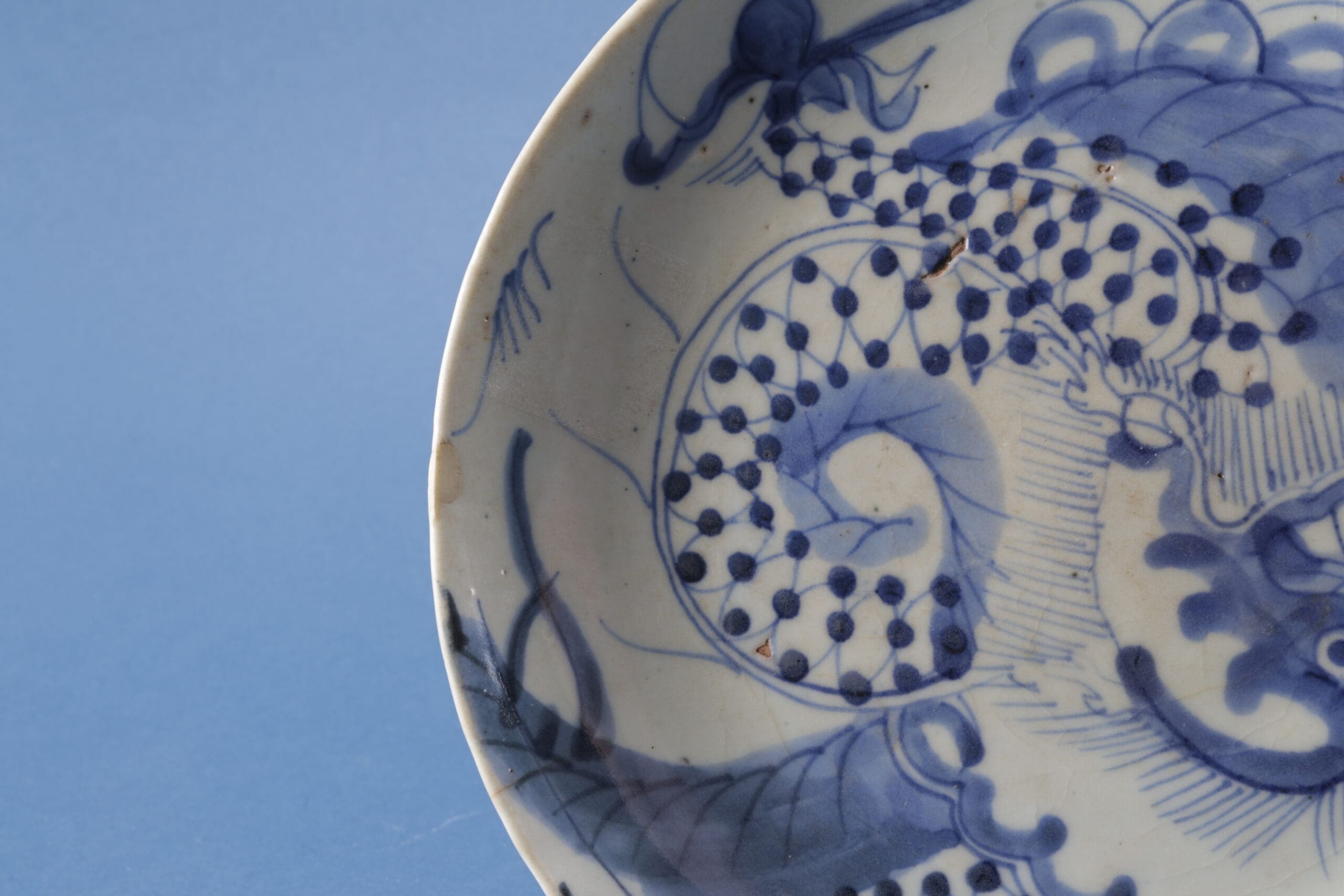 Blauw-wit Chinees drakenbord 17de eeuw – Transitional, gemerkt He Ji – detailfoto