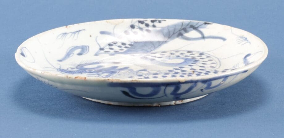 Blauw-wit Chinees drakenbord 17de eeuw – Transitional, gemerkt He Ji – Vergulde Kat