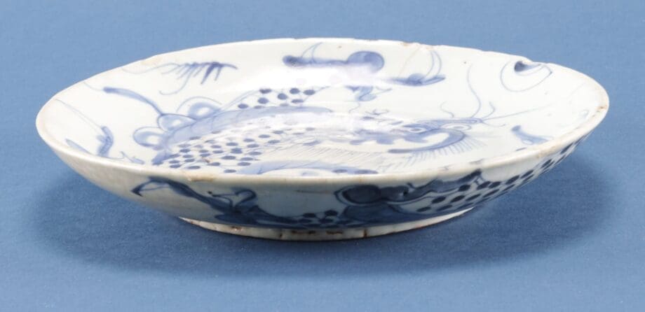 Blauw-wit Chinees drakenbord 17de eeuw – Transitional, gemerkt He Ji – Vergulde Kat