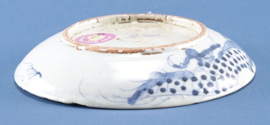 Blauw-wit Chinees drakenbord 17de eeuw – Transitional, gemerkt He Ji – Vergulde Kat