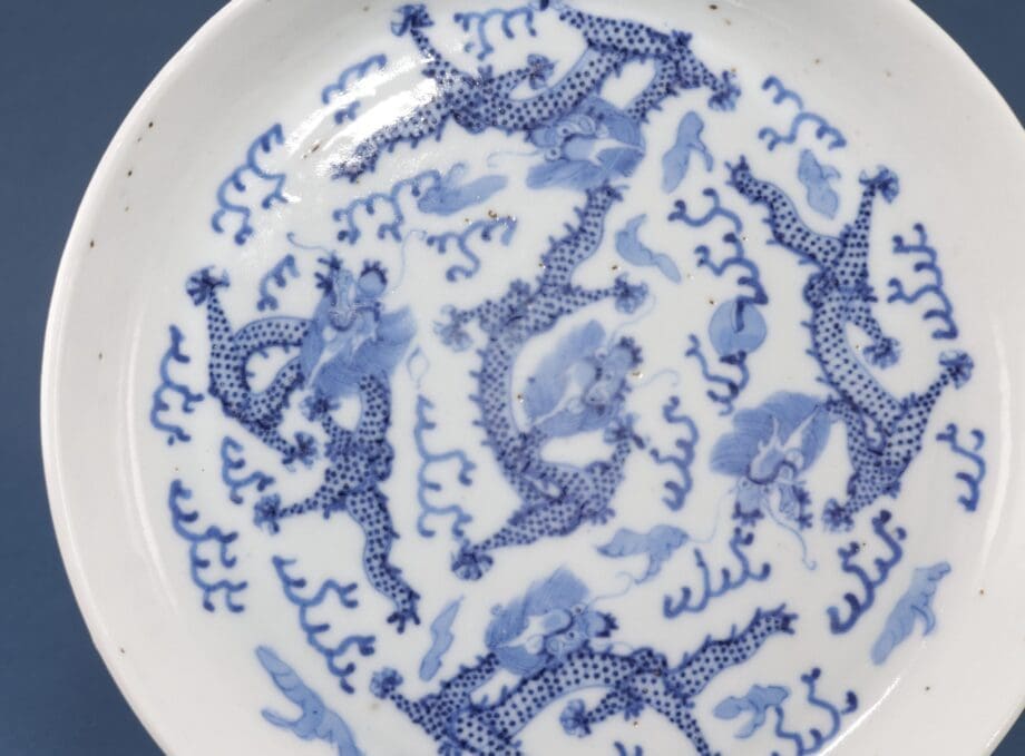 Chinese blue and white dragon plate with five dragons and Fu Man Tang mark - 19th century - Vergulde Kat