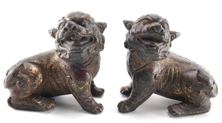 Paire de lions bouddhistes chinois en bronze présentant des traces de dorure – dynastie Qing (1644–1912) – Vergulde Kat
