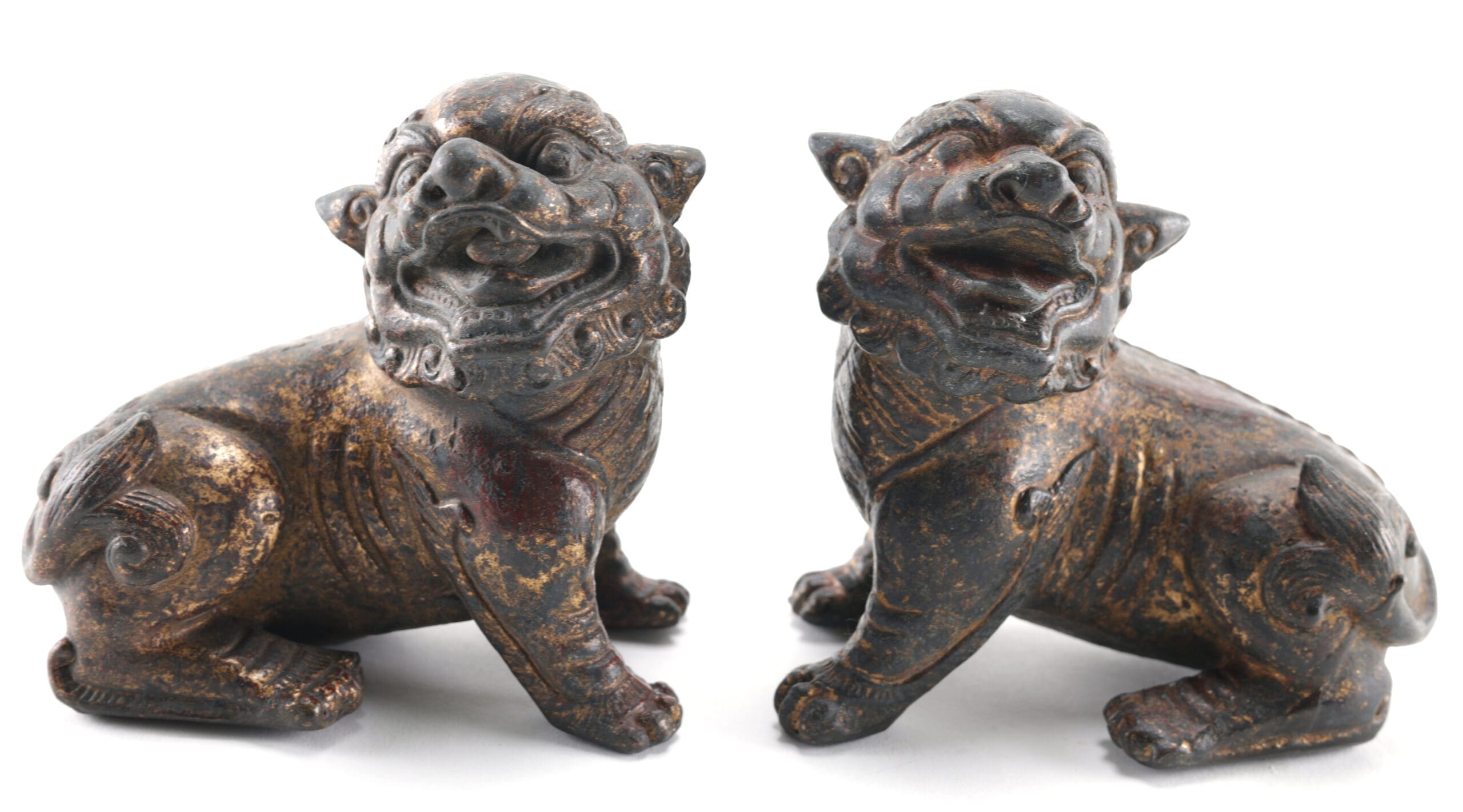 Paire de lions bouddhistes en bronze chinois avec des restes de dorure – Dynastie Qing (1644-1912) – photo de détail