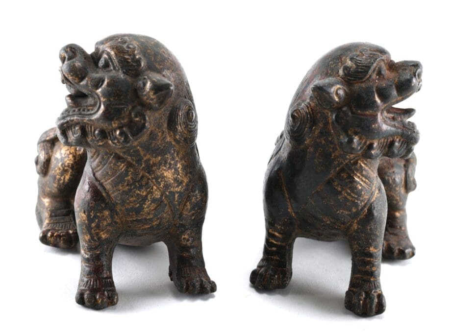 Paire de lions bouddhistes chinois en bronze présentant des traces de dorure – dynastie Qing (1644–1912) – Vergulde Kat