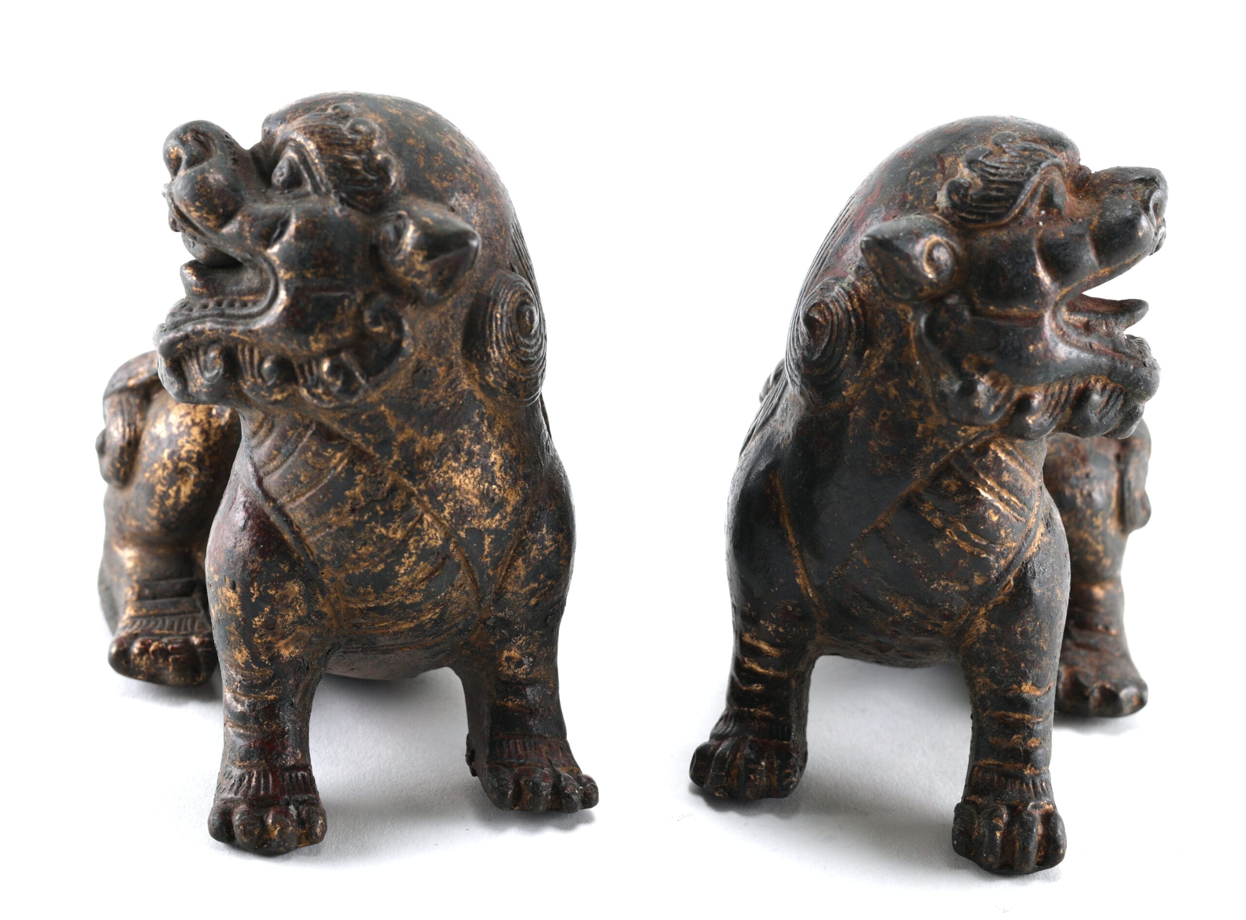 Paire de lions bouddhistes en bronze chinois avec des restes de dorure – Dynastie Qing (1644-1912) – photo de détail