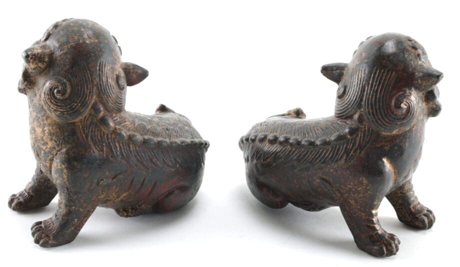 Paire de lions bouddhistes chinois en bronze présentant des traces de dorure – dynastie Qing (1644–1912) – Vergulde Kat