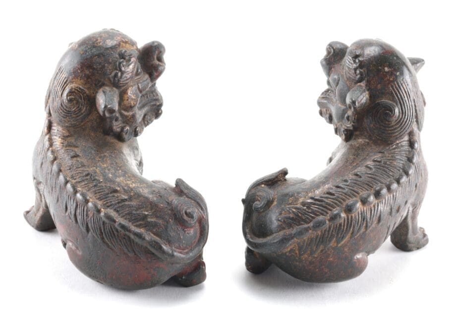 Paire de lions bouddhistes chinois en bronze présentant des traces de dorure – dynastie Qing (1644–1912) – Vergulde Kat