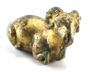 Gilt bronze paperweight of a ram with floral engraving - China - detail photo