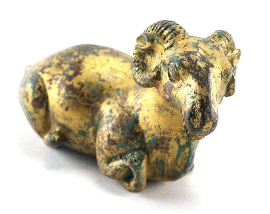 Verguld bronzen presse-papier van een ram met florale gravure – China – Vergulde Kat