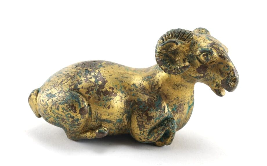 Verguld bronzen presse-papier van een ram met florale gravure – China – Vergulde Kat