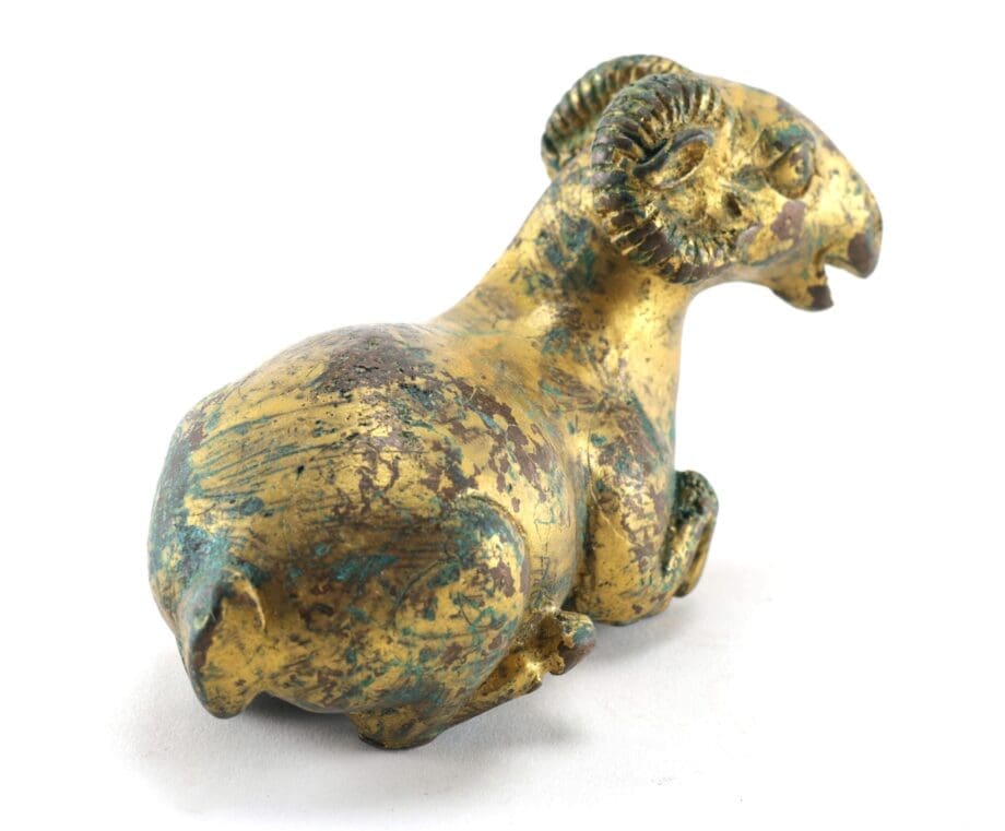 Verguld bronzen presse-papier van een ram met florale gravure – China – Vergulde Kat