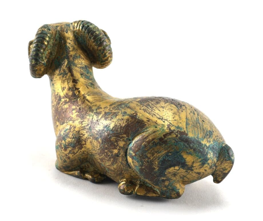 Verguld bronzen presse-papier van een ram met florale gravure – China – Vergulde Kat