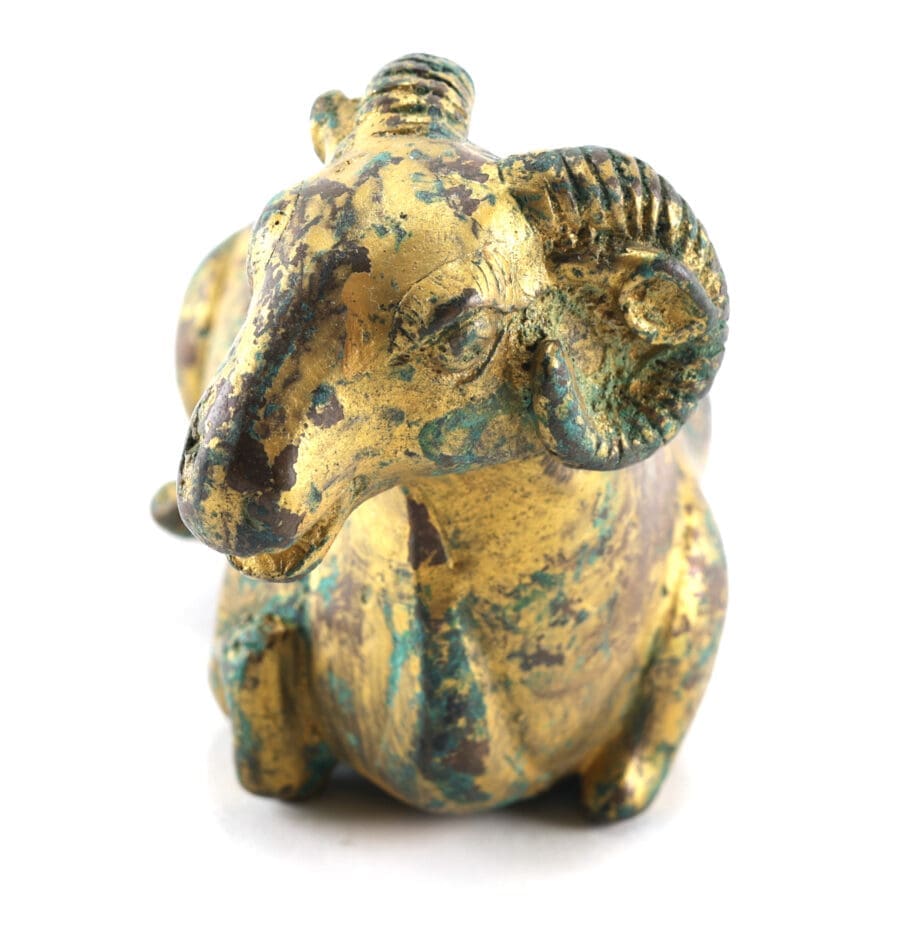 Verguld bronzen presse-papier van een ram met florale gravure – China – Vergulde Kat