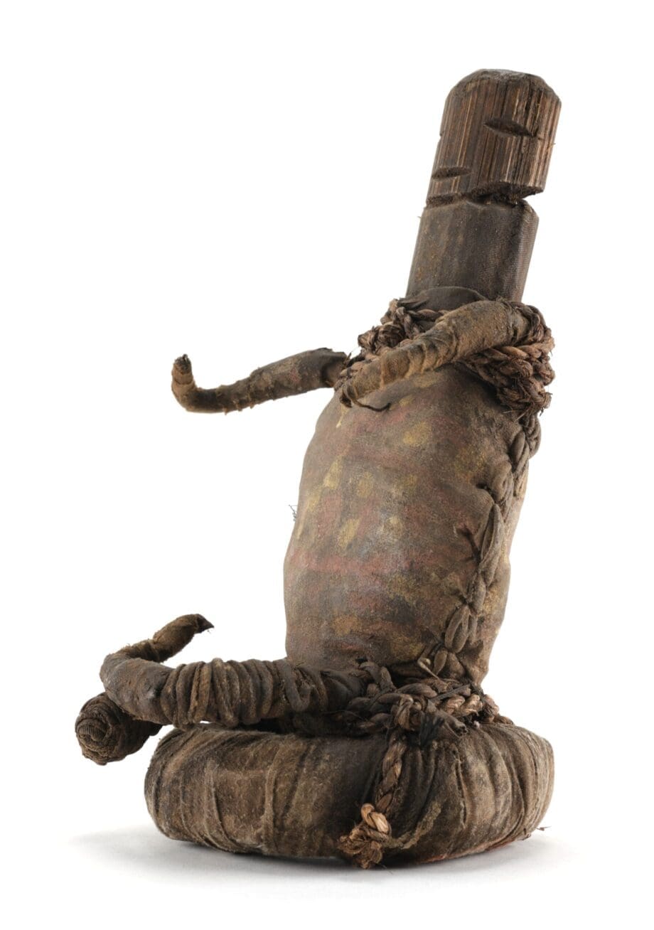 Statua degli antenati Fali con pelle e conchiglie – Camerun – Vergulde Kat