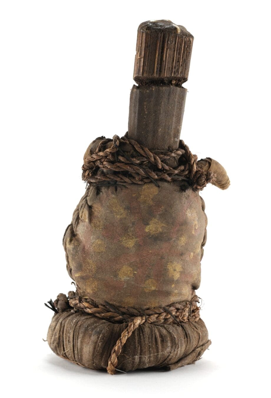 Statua degli antenati Fali con pelle e conchiglie – Camerun – Vergulde Kat