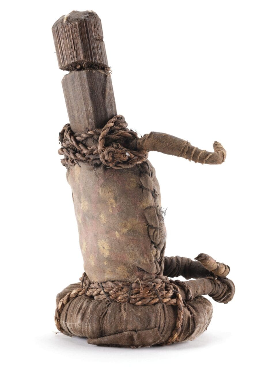 Statua degli antenati Fali con pelle e conchiglie – Camerun – Vergulde Kat