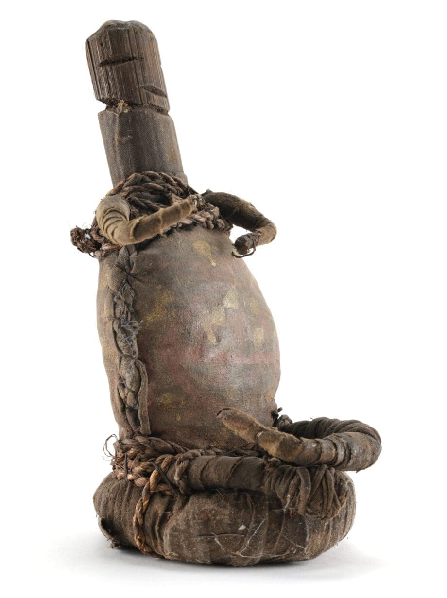 Statua degli antenati Fali con pelle e conchiglie – Camerun – Vergulde Kat
