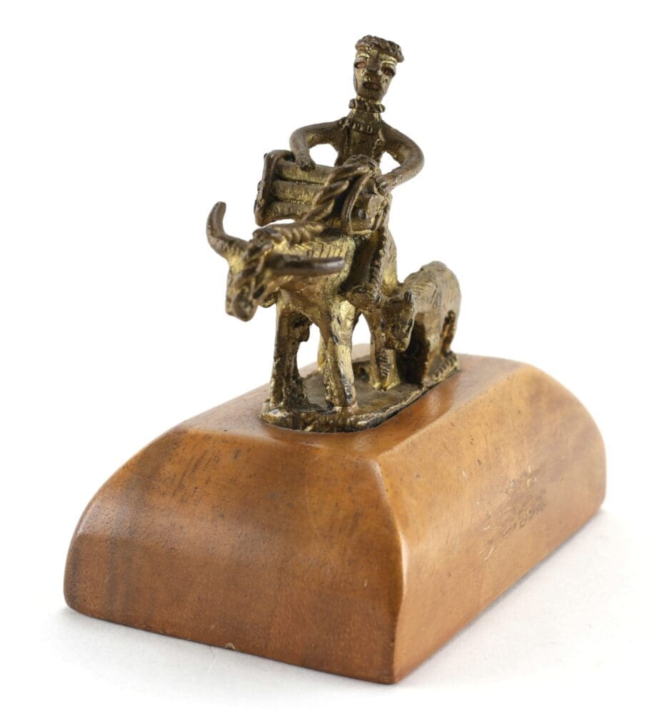 Tiboli bronzen beeldje man op waterbuffel (carabao) met kalf – Filipijnen – Vergulde Kat