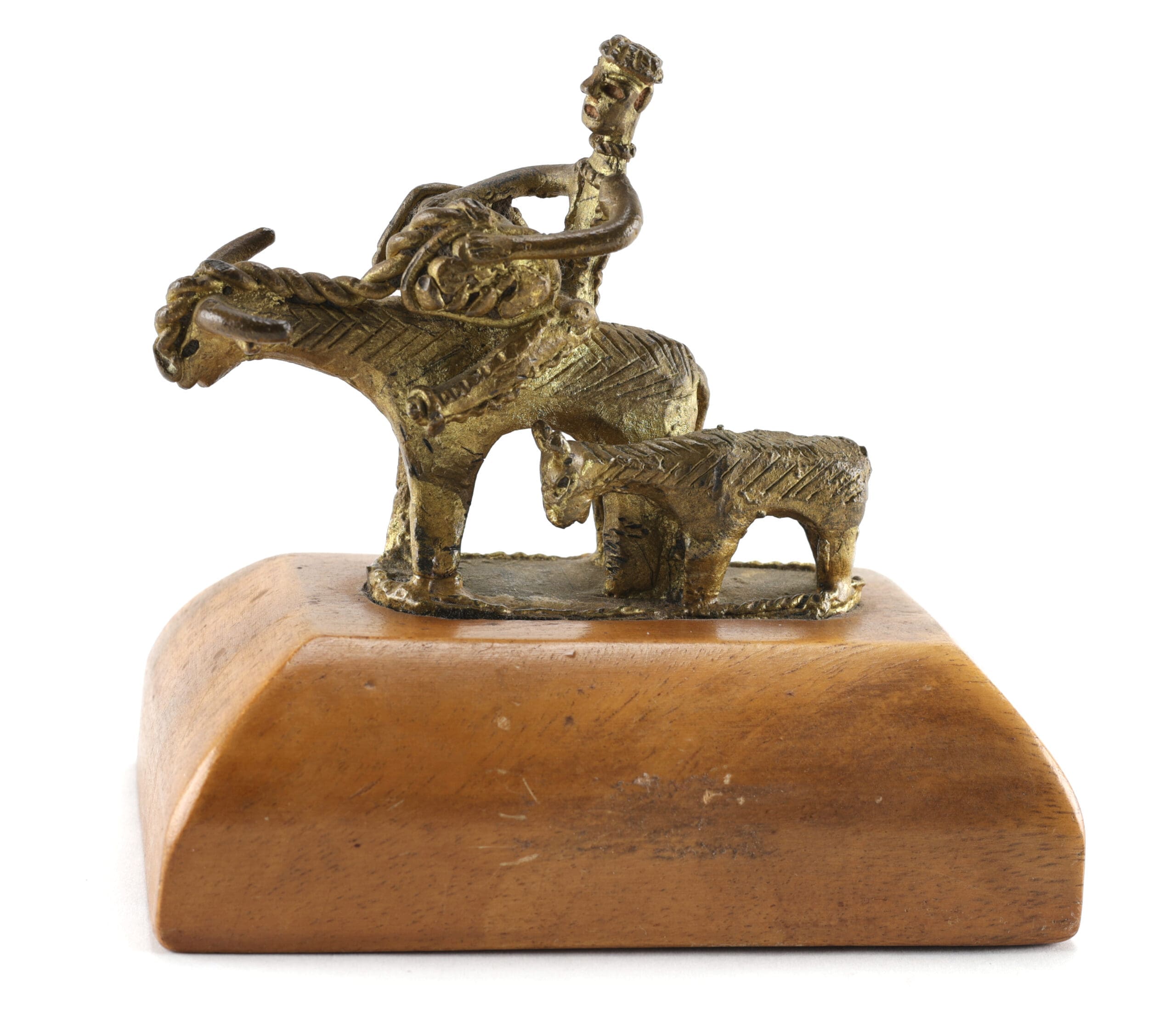 Tiboli bronzen beeldje man op waterbuffel (carabao) met kalf – Filipijnen – detailfoto