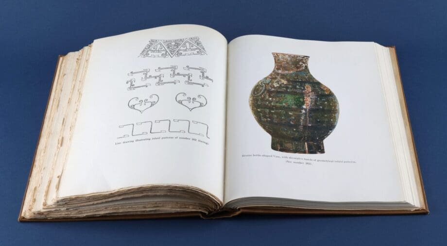 Tombs of Old Lo-Yang - William Charles White (1934) - limited edition 239/500 - Vergulde Kat