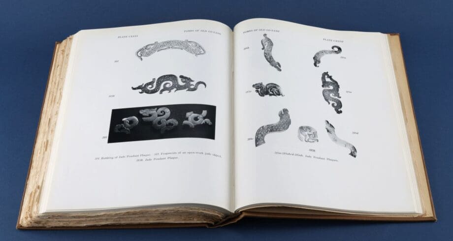 Tombs of Old Lo-Yang - William Charles White (1934) - limited edition 239/500 - Vergulde Kat