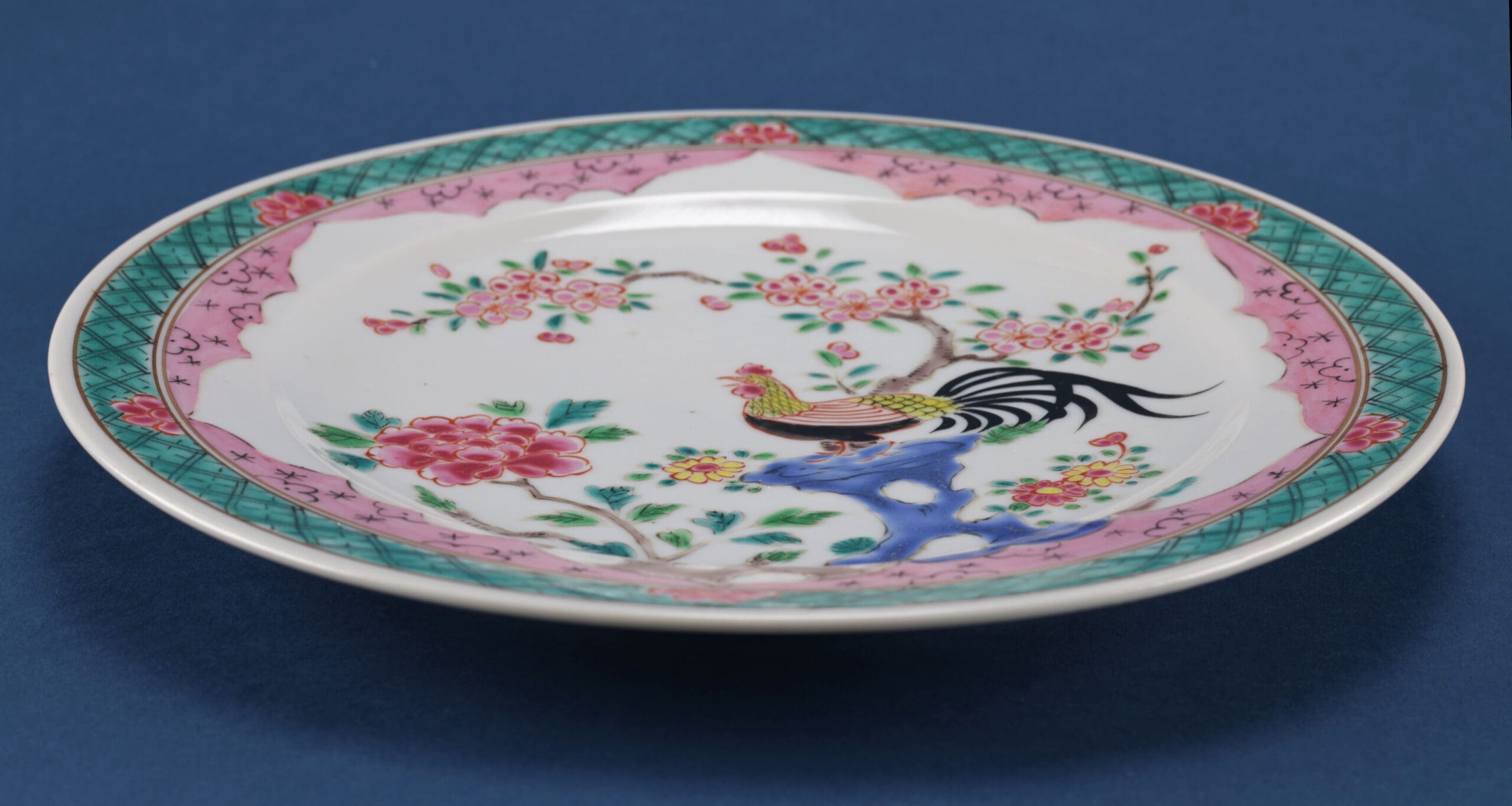 Chinese Famille Rose plate - rooster and blossom - 24 cm - detail photo