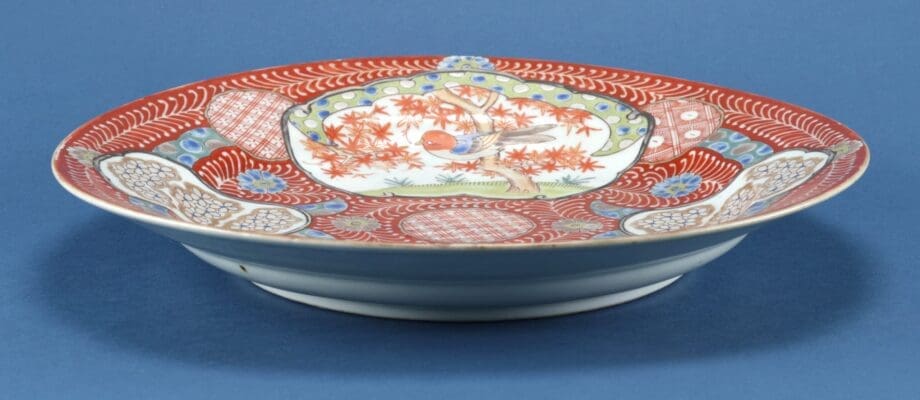 Paar grote Kutani schotels – Japan (Meiji-periode, ca. 1900) – Vergulde Kat