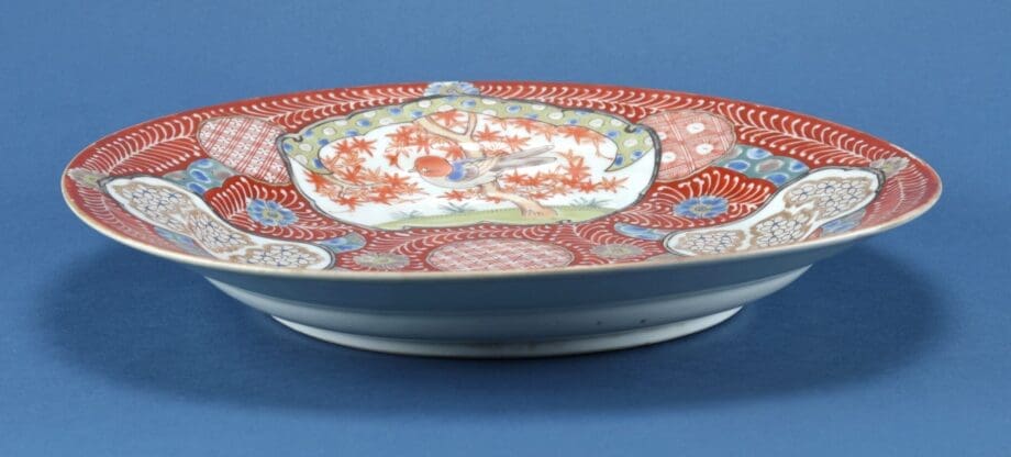 Paar grote Kutani schotels – Japan (Meiji-periode, ca. 1900) – Vergulde Kat