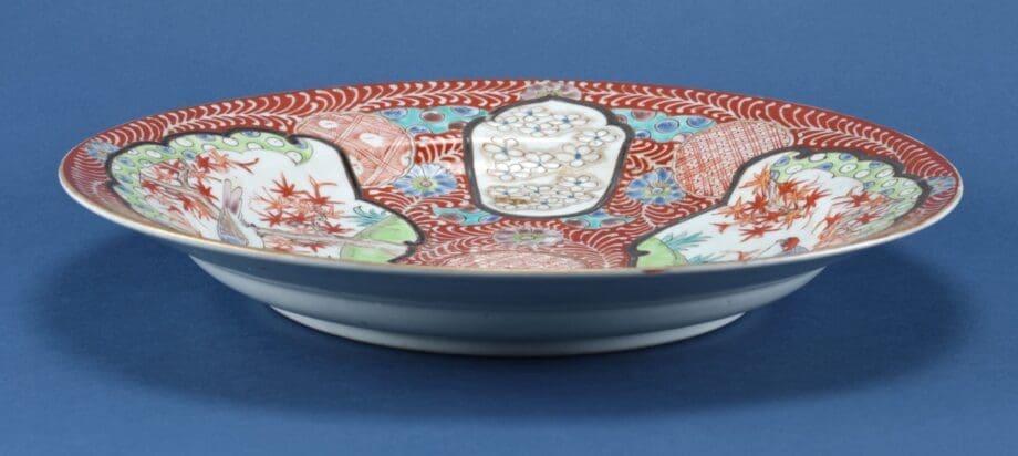 Paar grote Kutani schotels – Japan (Meiji-periode, ca. 1900) – Vergulde Kat