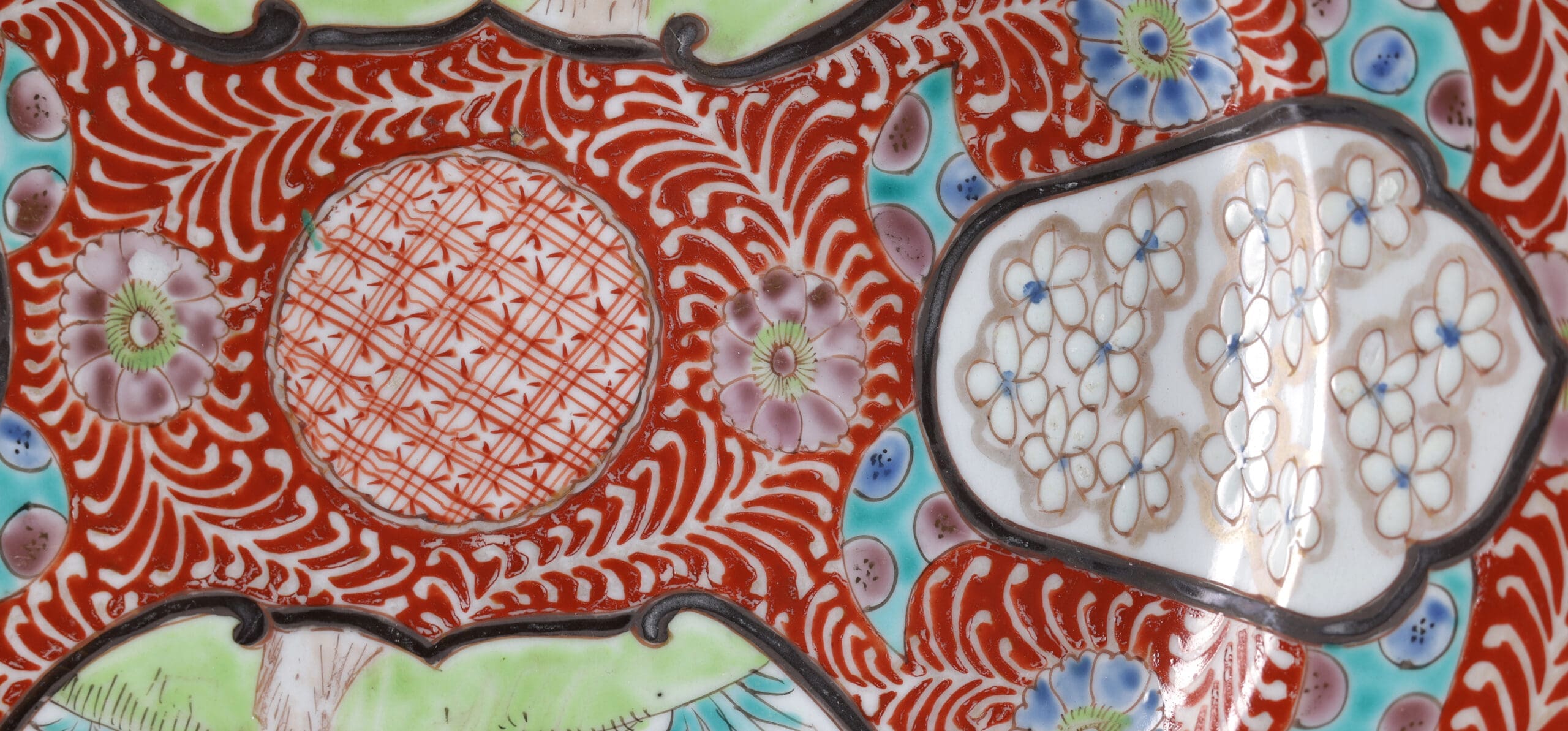 Paar grote Kutani schotels – Japan (Meiji-periode, ca. 1900) – detailfoto