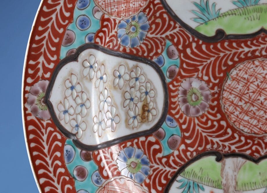 Paar grote Kutani schotels – Japan (Meiji-periode, ca. 1900) – Vergulde Kat