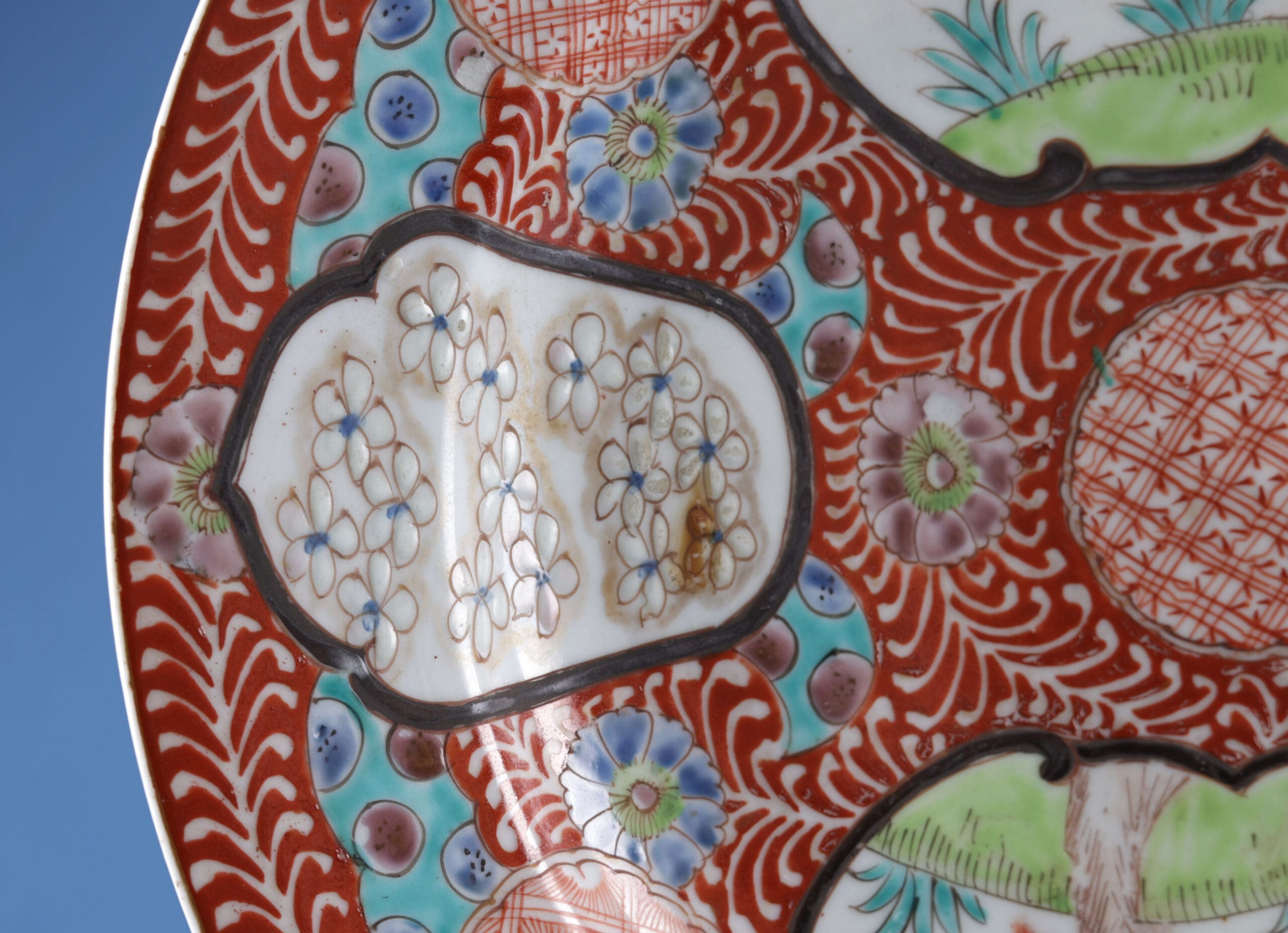 Paar grote Kutani schotels – Japan (Meiji-periode, ca. 1900) – detailfoto