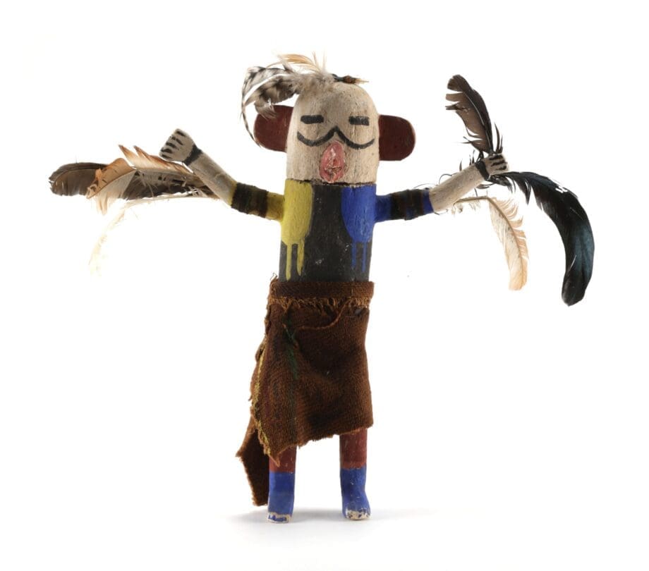 Hopi kachina Zuni-style with feathers and skirt - 30 cm - Vergulde Kat
