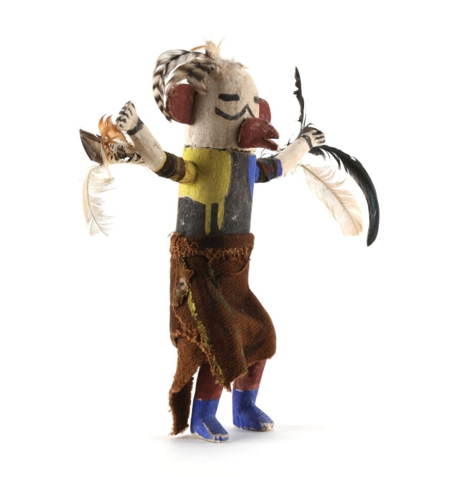 Hopi kachina Zuni-style with feathers and skirt - 30 cm - Vergulde Kat