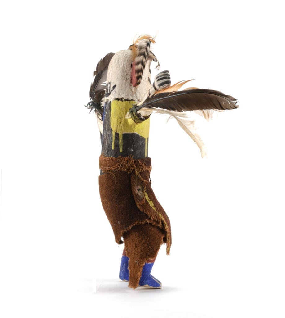 Hopi kachina Zuni-style with feathers and skirt - 30 cm - Vergulde Kat