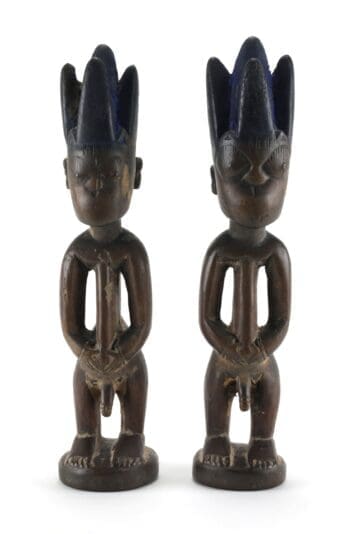 Yoruba Ibeji mannenpaar met blauw haar – Nigeria – detailfoto