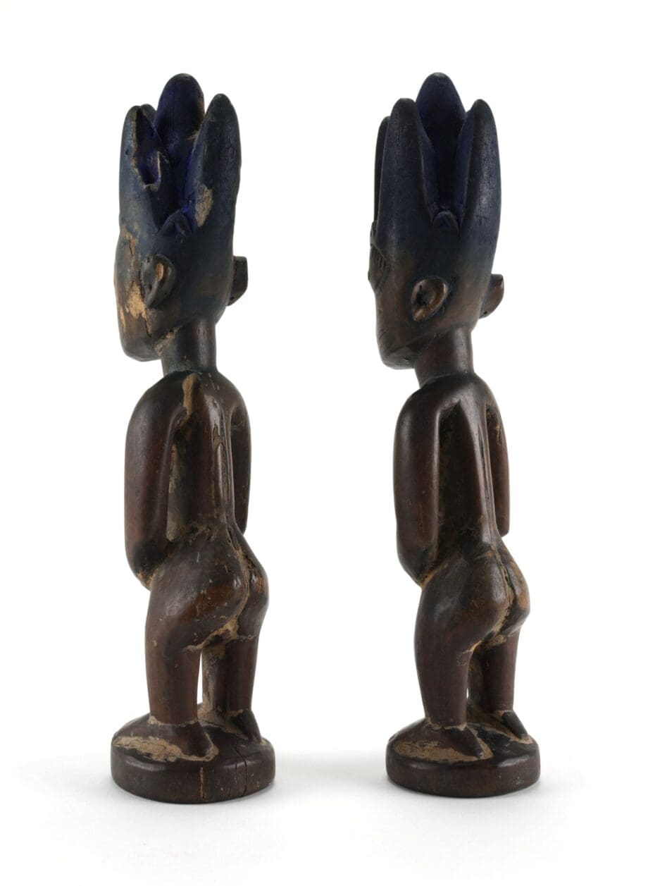 Couple d'hommes Ibeji yoruba aux cheveux bleus – Nigeria – Vergulde Kat