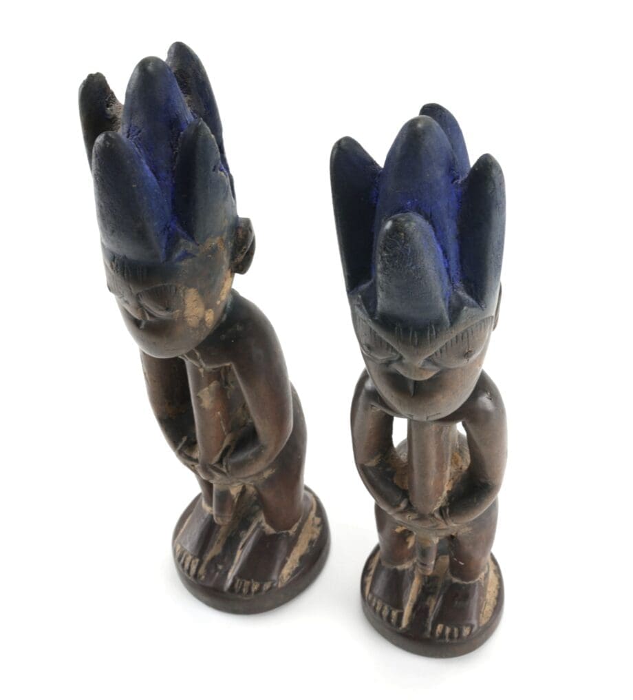 Couple d'hommes Ibeji yoruba aux cheveux bleus – Nigeria – Vergulde Kat