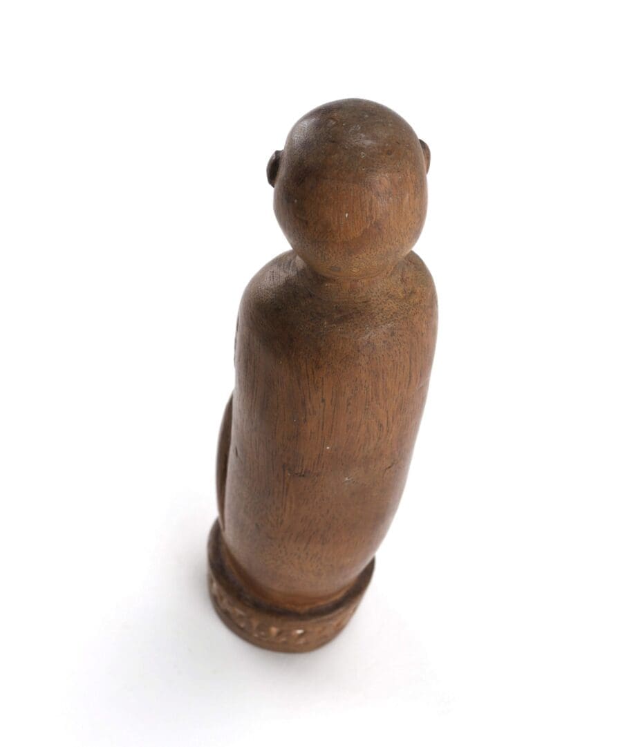 Massim statue - seated human figure - Trobriand Islands - Vergulde Kat