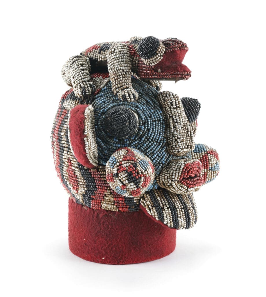 Bamileke beaded head with lizard - tribal art from Cameroon - Vergulde Kat