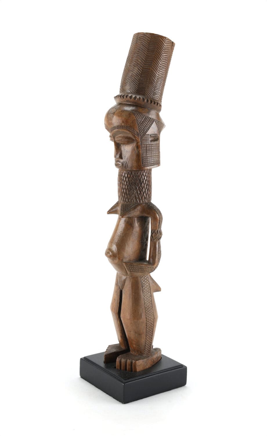 Kongolesische Statue mit Kopfschmuck (Kuba, Kasai-Region) – ehemals Sammlung Gerd Korinthenberg – Vergulde Kat