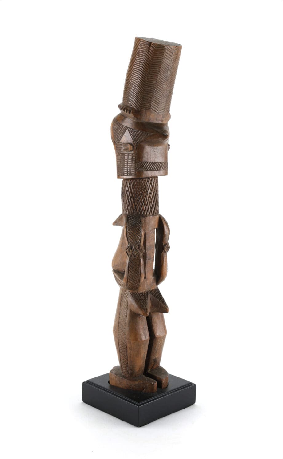 Kongolesische Statue mit Kopfschmuck (Kuba, Kasai-Region) – ehemals Sammlung Gerd Korinthenberg – Vergulde Kat