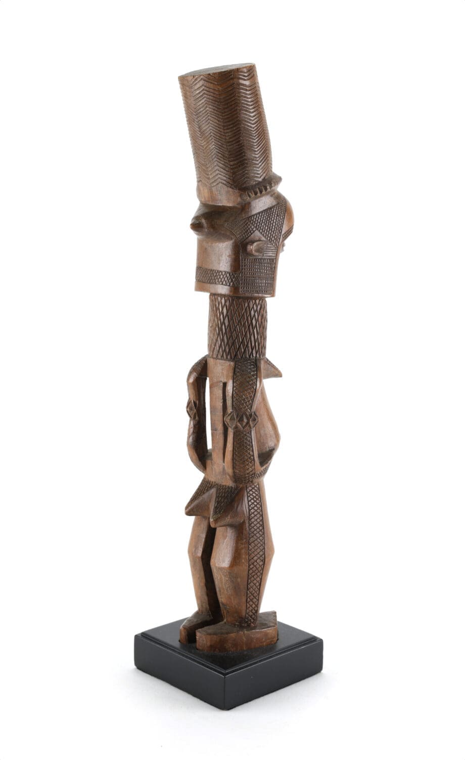 Kongolesische Statue mit Kopfschmuck (Kuba, Kasai-Region) – ehemals Sammlung Gerd Korinthenberg – Vergulde Kat