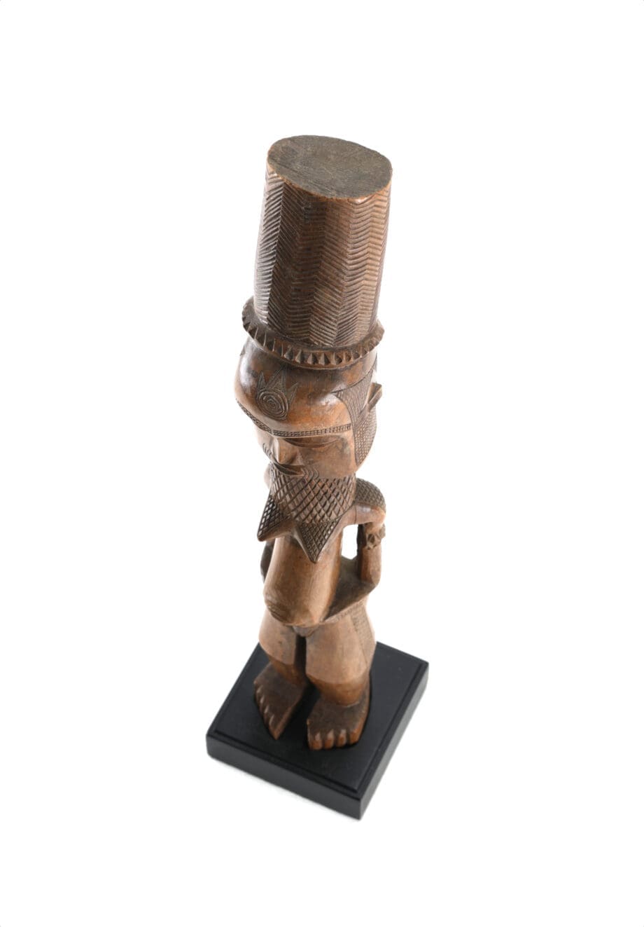 Kongolesische Statue mit Kopfschmuck (Kuba, Kasai-Region) – ehemals Sammlung Gerd Korinthenberg – Vergulde Kat